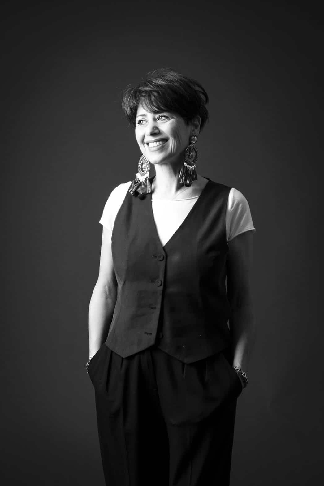 Francesca Nicchi tiene sottobraccio una delle sue opere