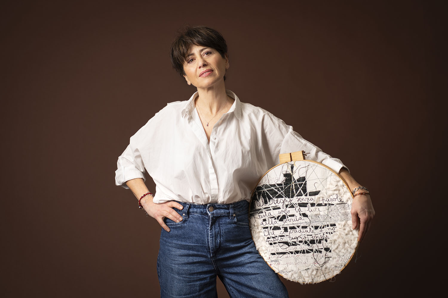 Francesca Nicchi tiene sottobraccio una delle sue opere